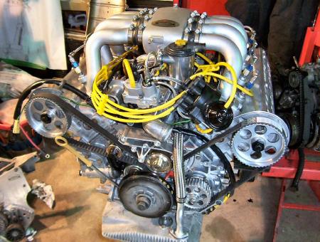 un moteur préparé pour la course.